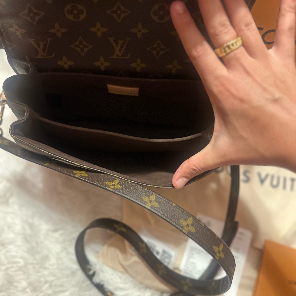 Louis Vuitton Pochette Métis Classic Monogram Crossbody Bag - Picture 7 of 16